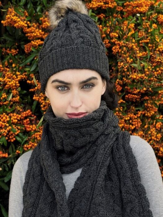 Ladies hat with discount pom pom