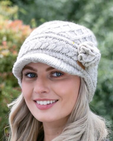 Aran Trellis Peak hat Oatmeal