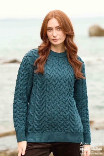 Unisex Cable Knit Crew Neck Sweater Bermuda